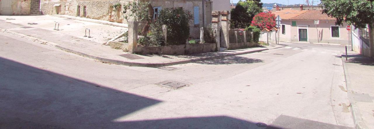 Center Studio Apartment Pula Bagian luar foto