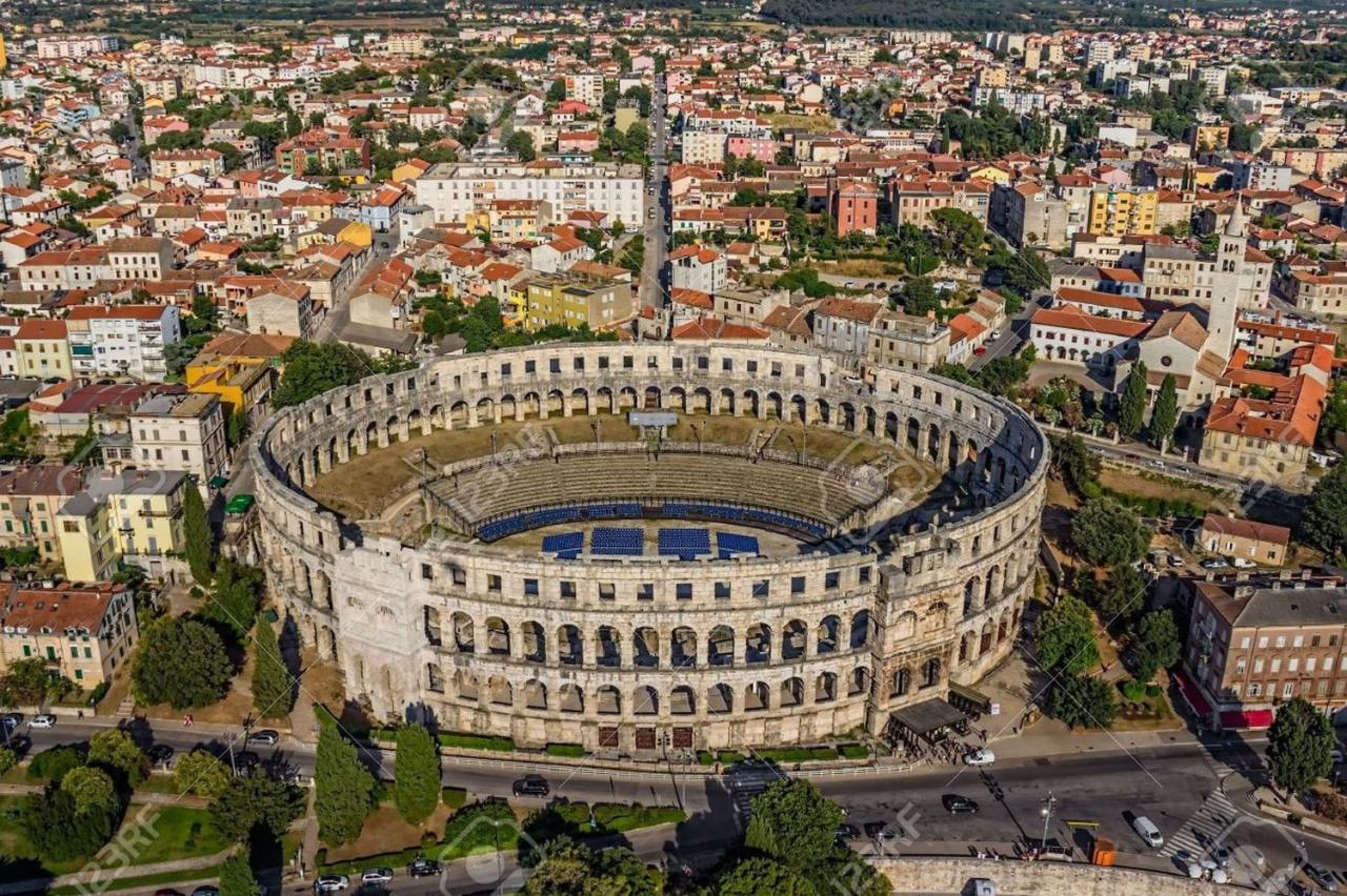 Center Studio Apartment Pula Bagian luar foto